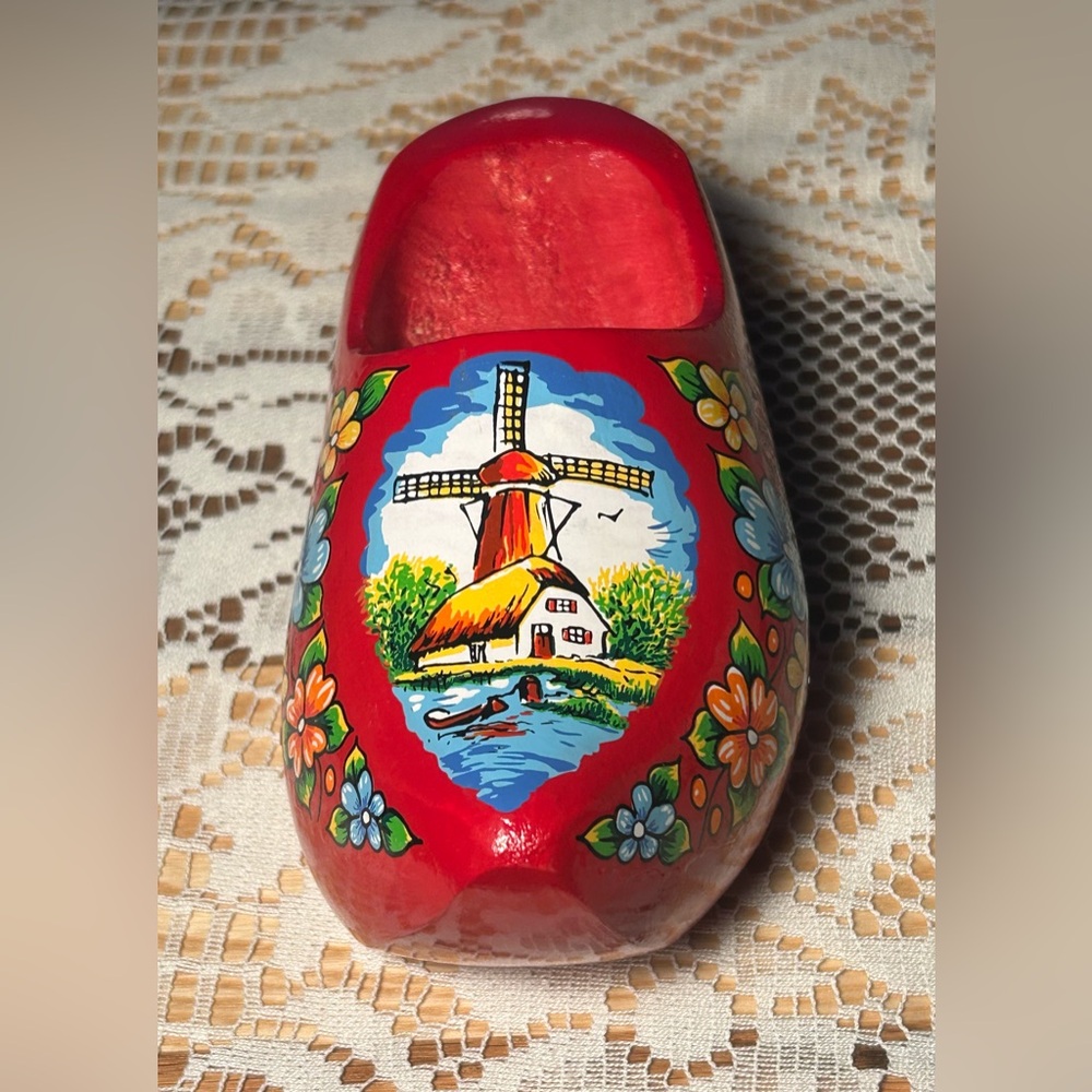 3/$30✨🌷Red Dutch Windmill Hand Painted Wooden Shoe to hang – Vintage 70/80s